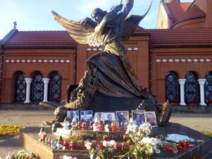 Фота забітых дэманстрантаў пад помнікам каля Чырвонага касьцёла (Менск, 2020 г.).jpg